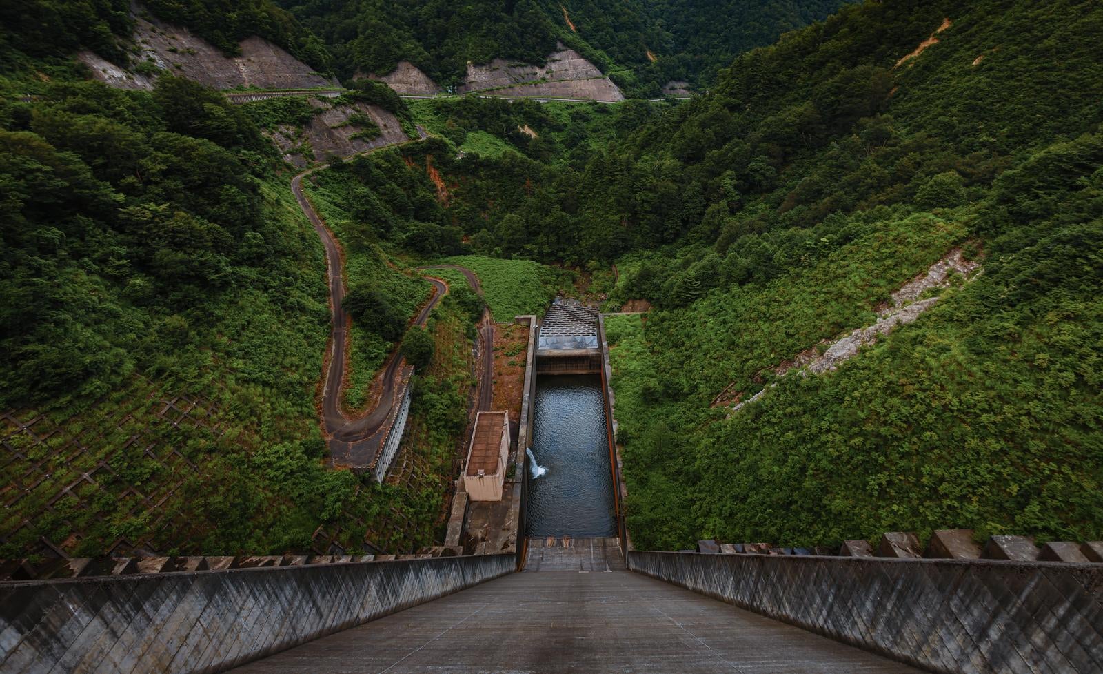 「境川ダム、放流場所の上からの眺め」の写真