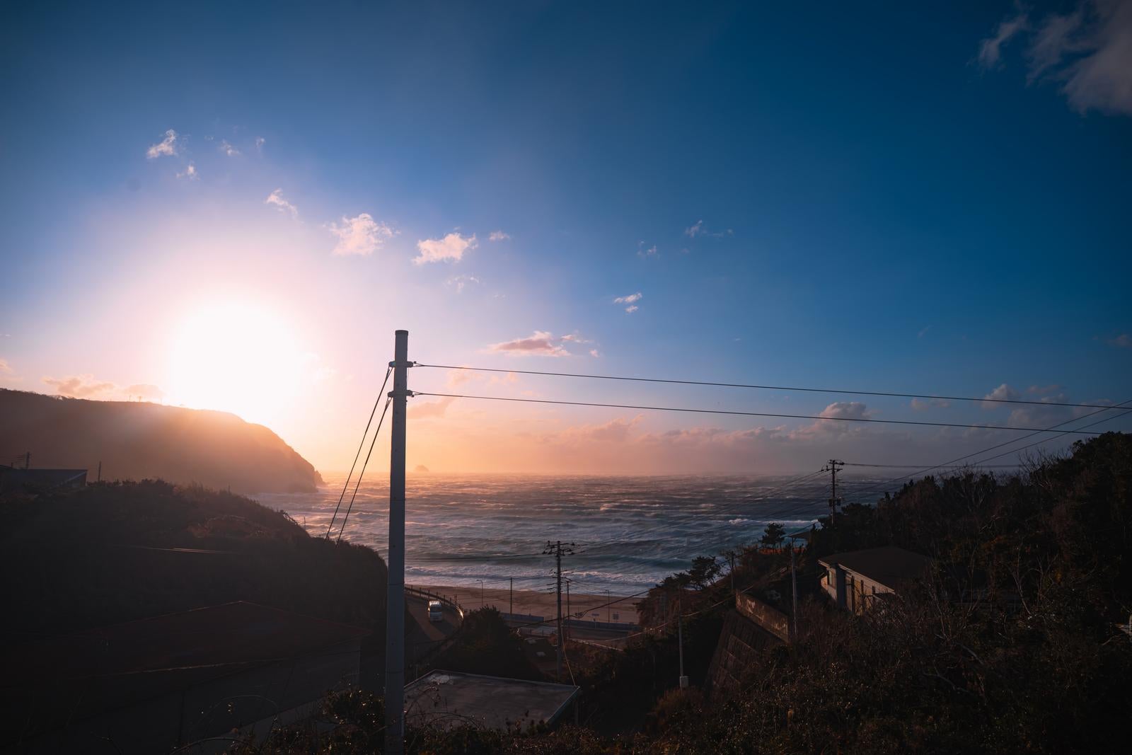 「日が沈む神津島の海と荒波」の写真