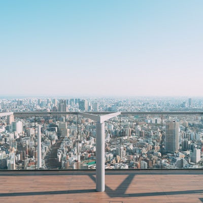 渋谷スカイ屋上と雲ひとつない空の写真