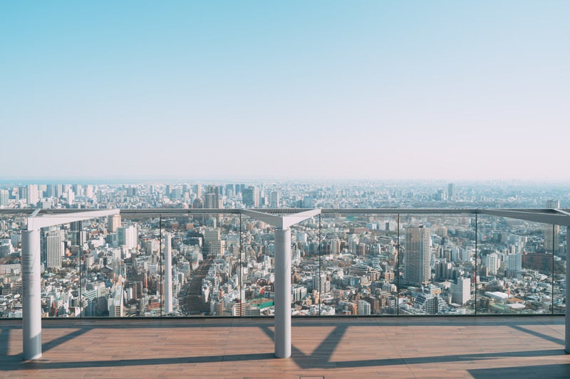 渋谷スカイ屋上と雲ひとつない空の写真