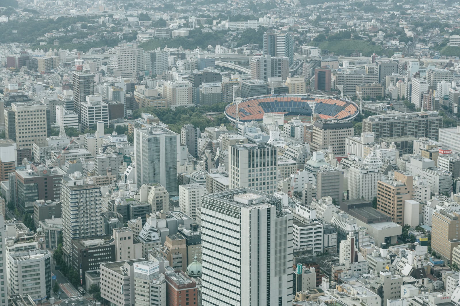 「横浜スタジアムが見える都市風景」の写真