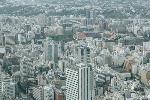 横浜スタジアムが見える都市風景の写真
