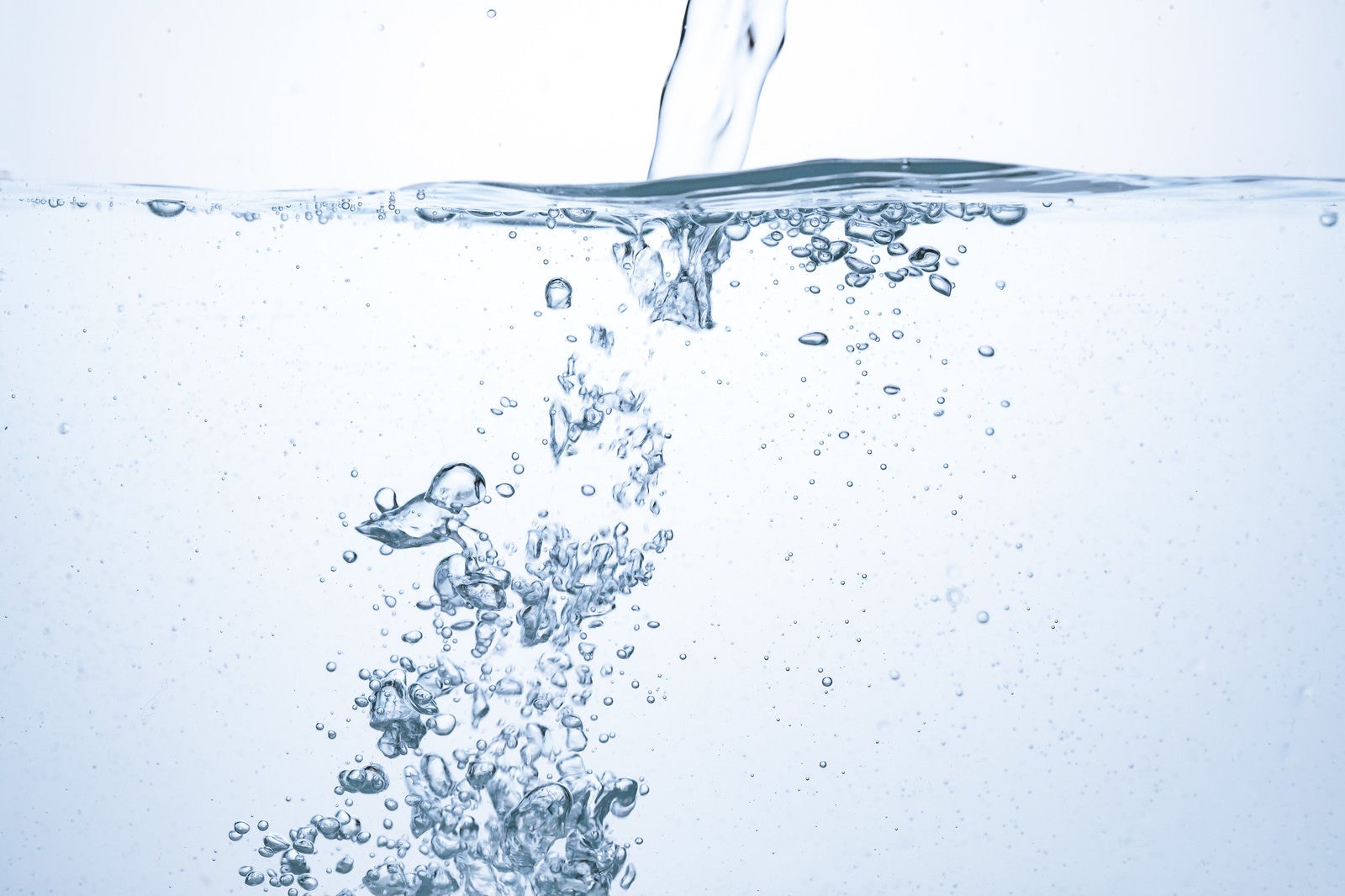 「勢いよく注がれる水と気泡」の写真