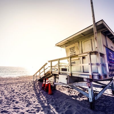 カリフォルニアビーチのライフガード小屋の写真