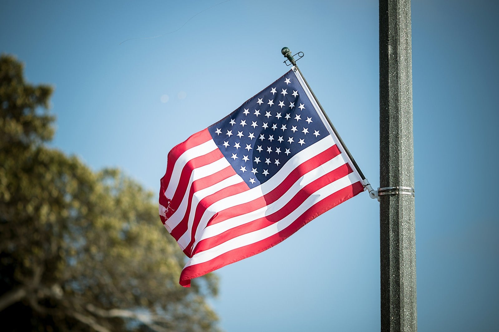 「風になびくアメリカの国旗」の写真