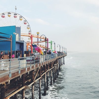 カリフォルニア、サンタモニカのピアにある海沿いの遊園地の写真