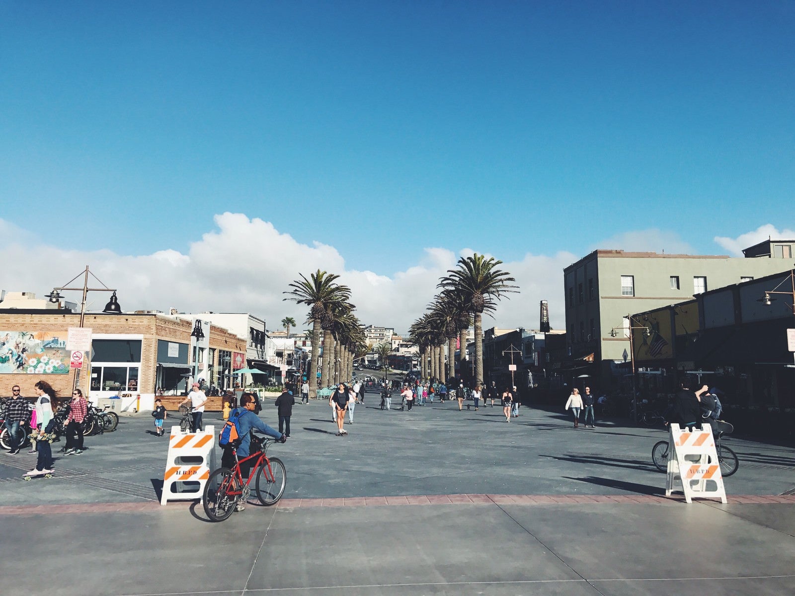 「カリフォルニアのハモサビーチ入口の街並み」の写真