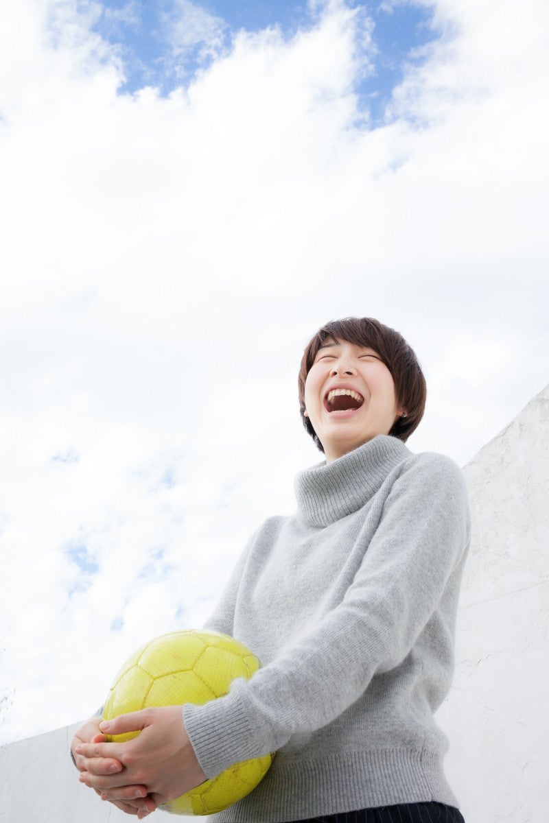 「笑顔の女子サッカー部OG」の写真［モデル：八木彩香］