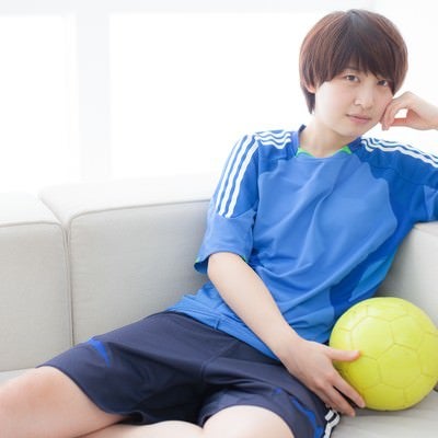 ソファーでくつろぐサッカー女子の写真