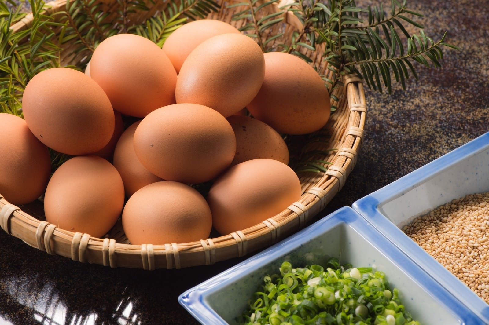 「山盛りの新鮮卵と薬味」の写真