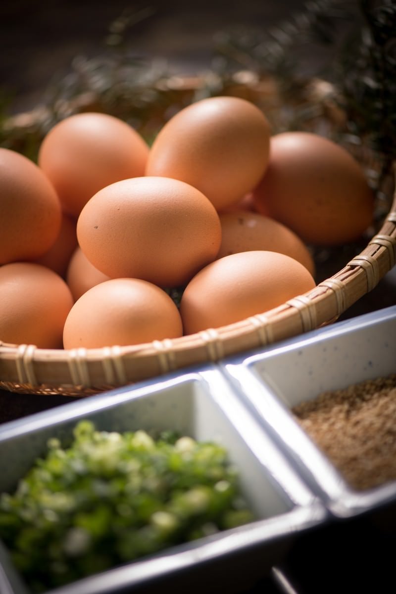 「生卵食べ放題の朝食の誘惑」の写真