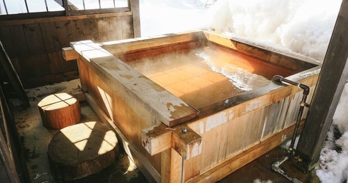 24時間楽しめる平湯民俗館の源泉かけ流しの足湯の写真