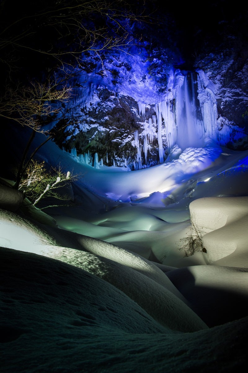「ライトアップされた平湯大滝の結氷」の写真