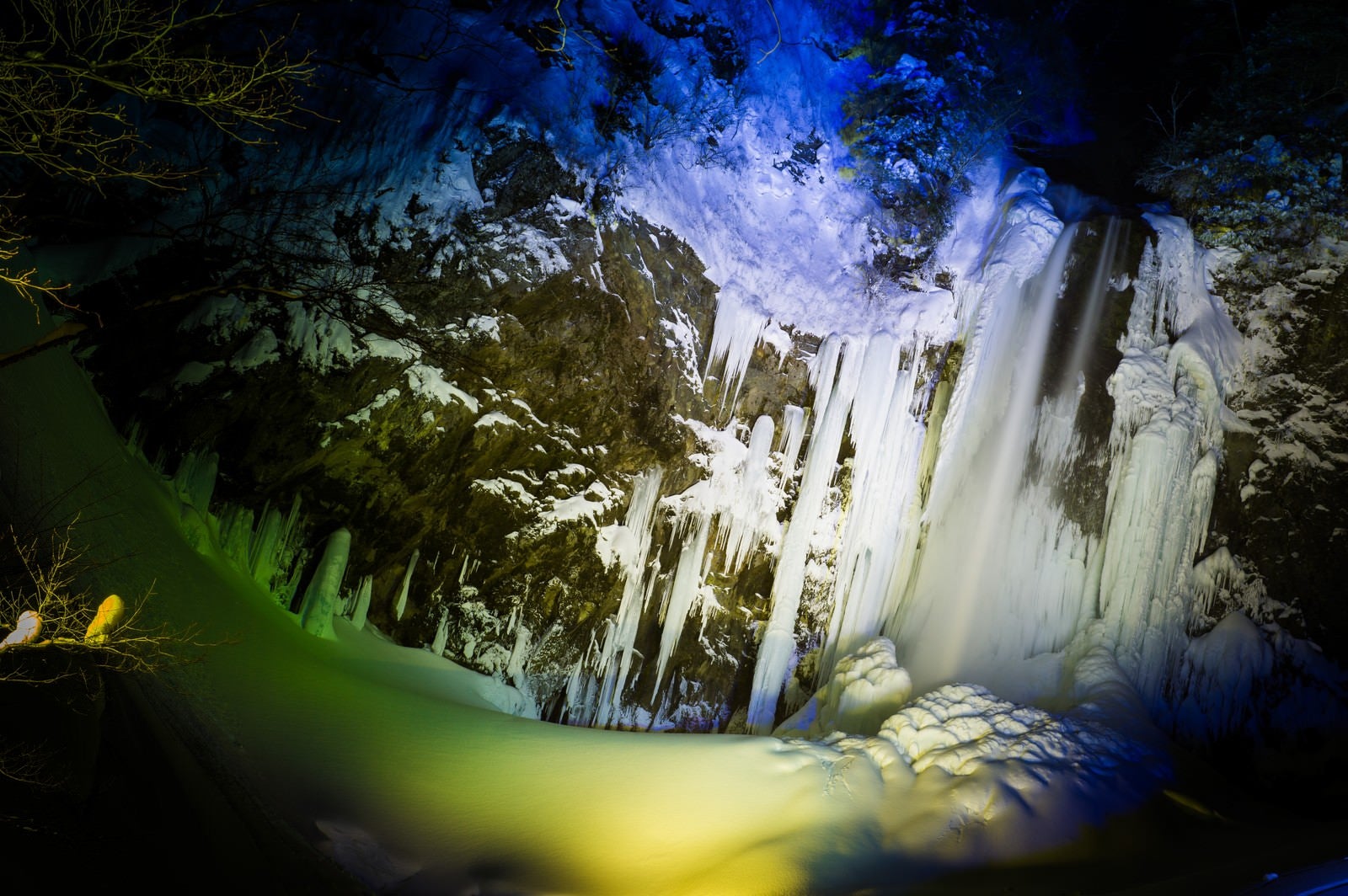 「平湯大滝結氷まつりのライトアップ」の写真