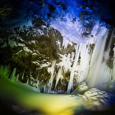 平湯大滝結氷まつりのライトアップの写真
