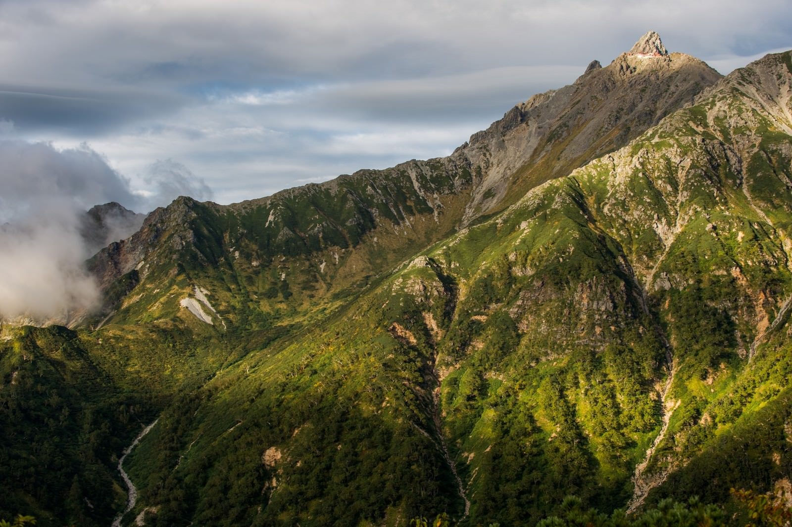 「奥丸山から望む北アルプス槍ヶ岳と槍ヶ岳山荘」の写真
