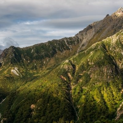 奥丸山から望む北アルプス槍ヶ岳と槍ヶ岳山荘の写真
