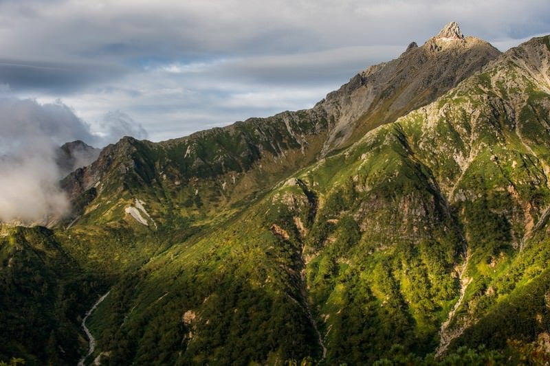 奥丸山から望む北アルプス槍ヶ岳と槍ヶ岳山荘の写真