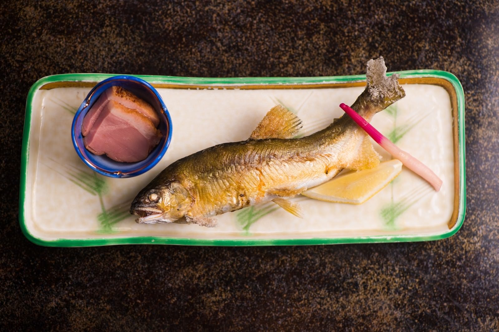 「奥飛騨の渓流で釣れる魚を絶妙な塩加減で焼き上げる栄太郎の夕食」の写真