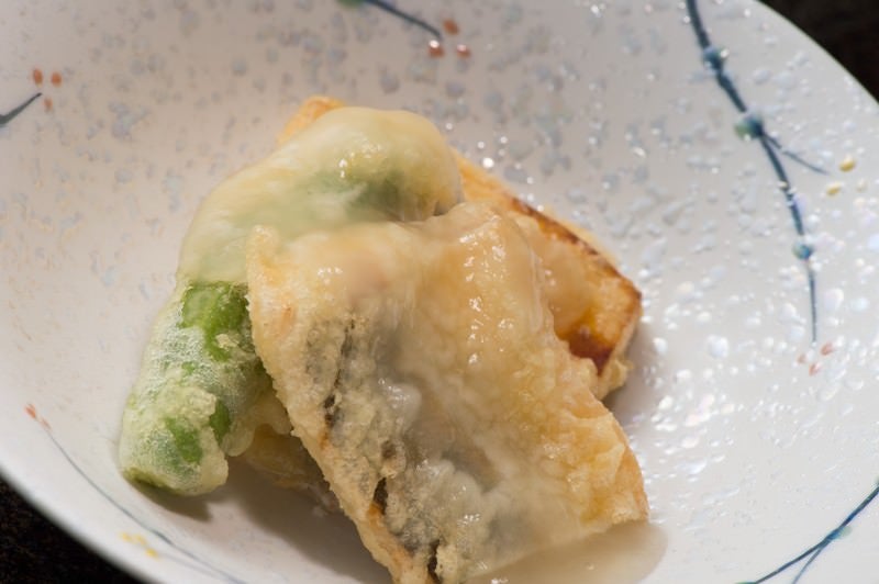 旬の野菜と鮎の天ぷらの銀餡かけの写真