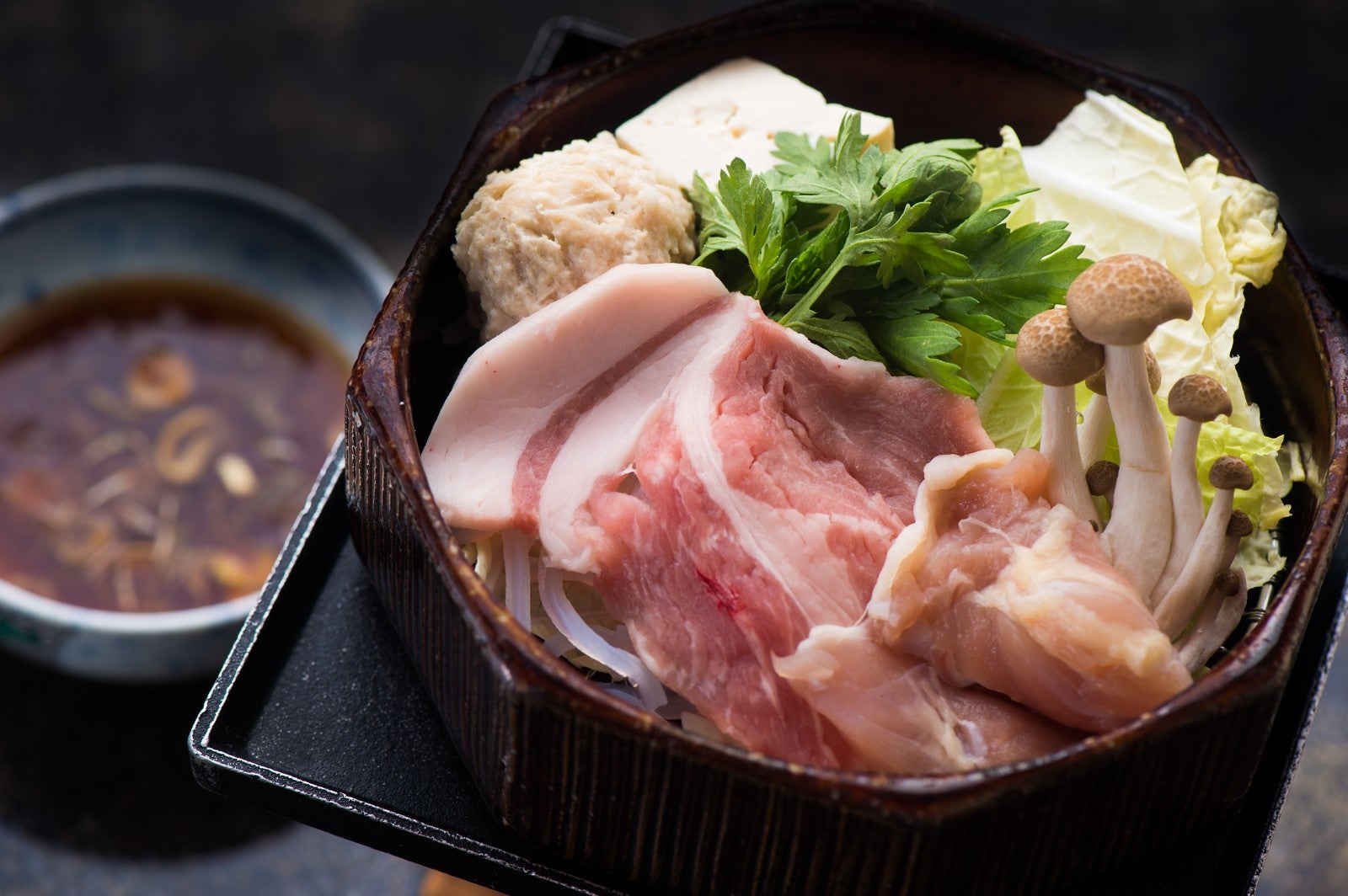 「栄太郎のさっぱりと食す豚肉と鶏団子のせいろ蒸し」の写真