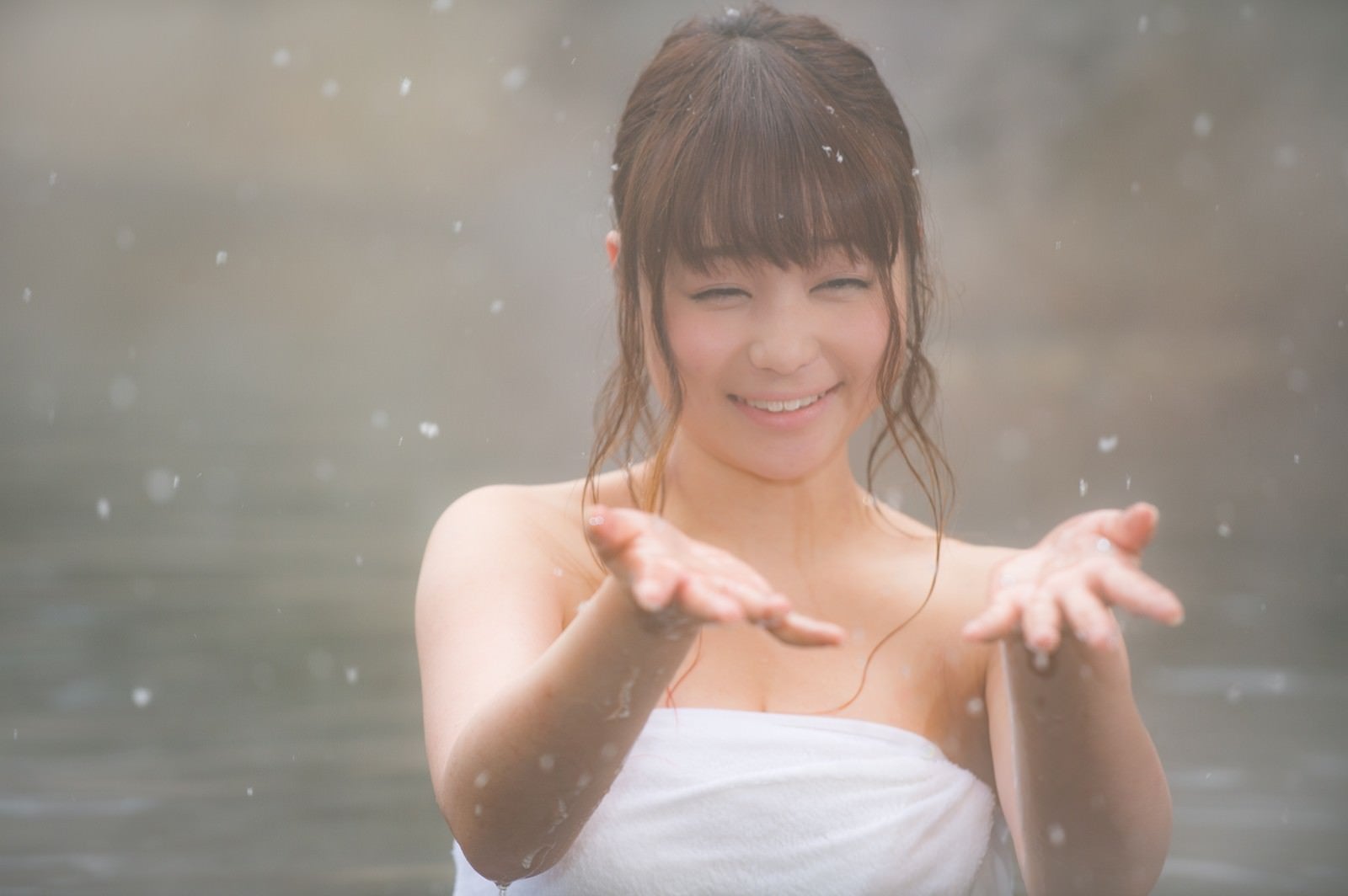 「雪が舞う温泉と美女」の写真［モデル：茜さや］