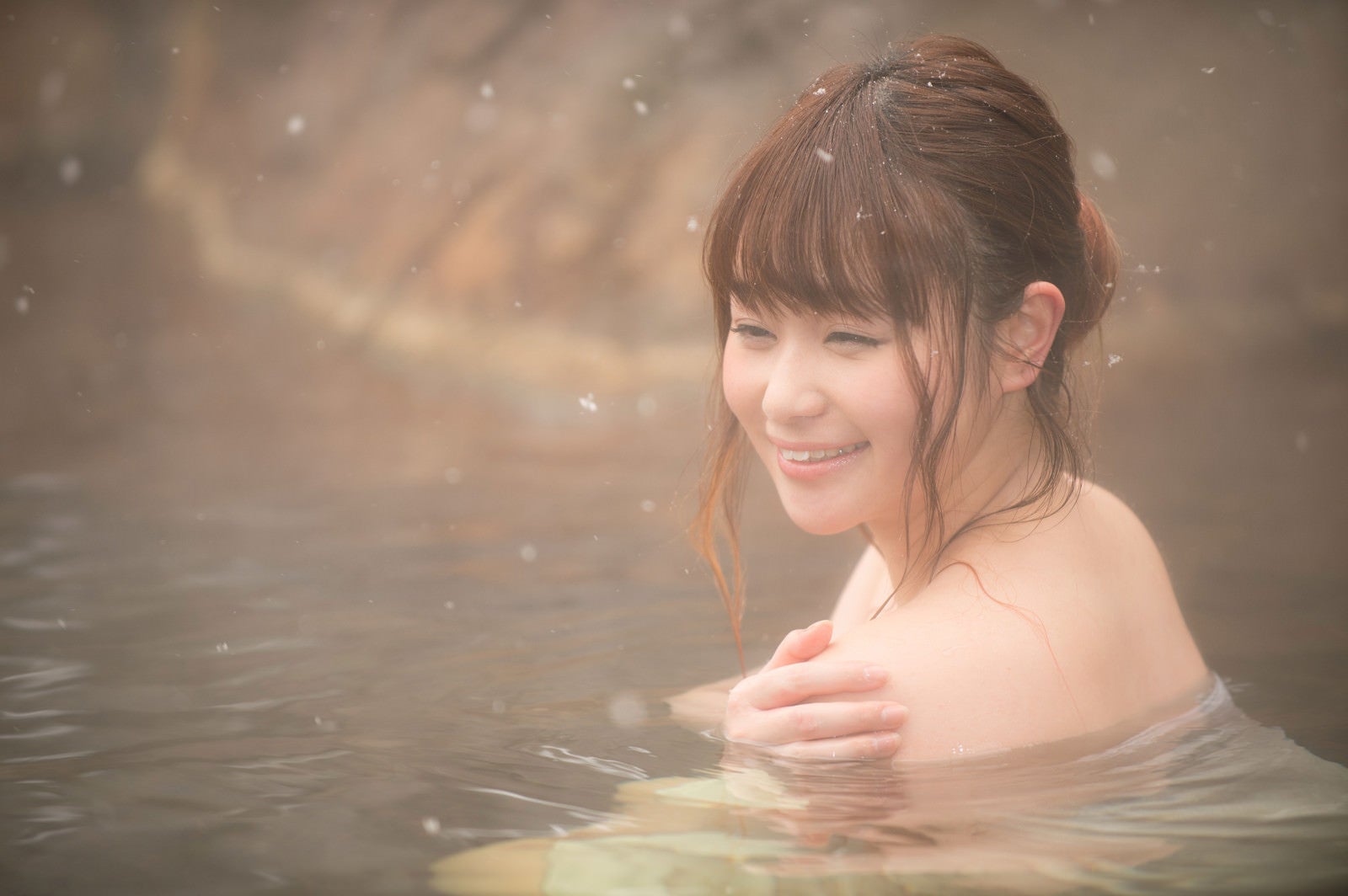 「雪見露天風呂のロケ撮影で笑顔が溢れるグラドル」の写真［モデル：茜さや］