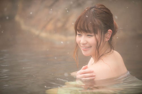 雪見露天風呂のロケ撮影で笑顔が溢れるグラドルの写真