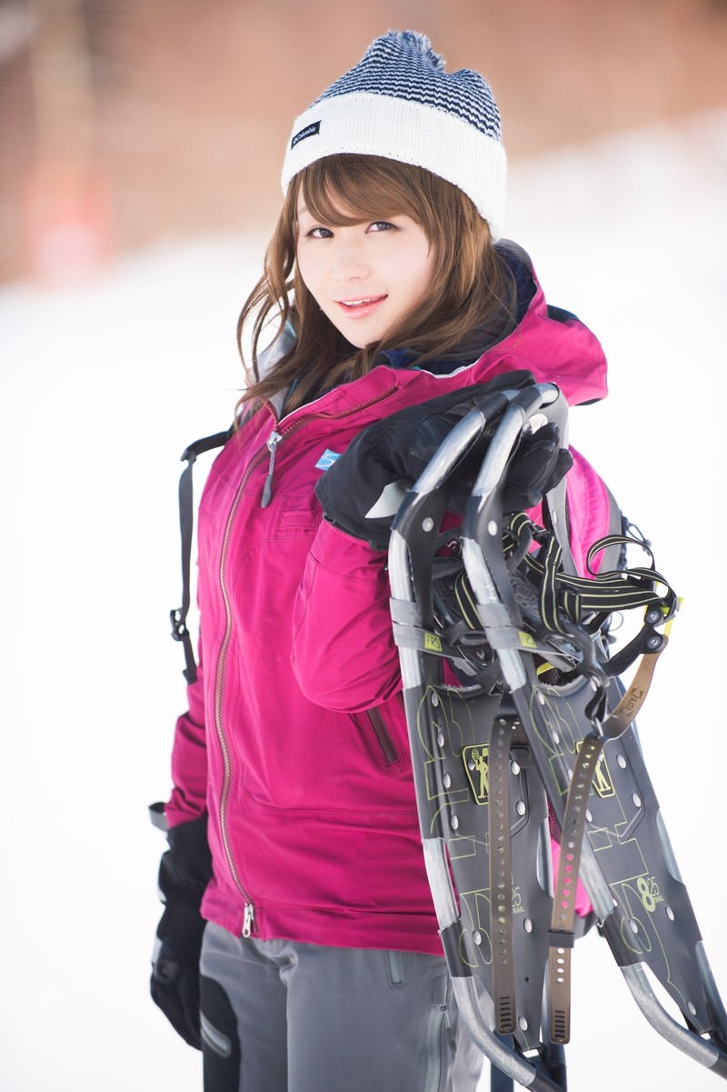 「スキーもいいけど、私はスノートレッキング」の写真［モデル：茜さや］