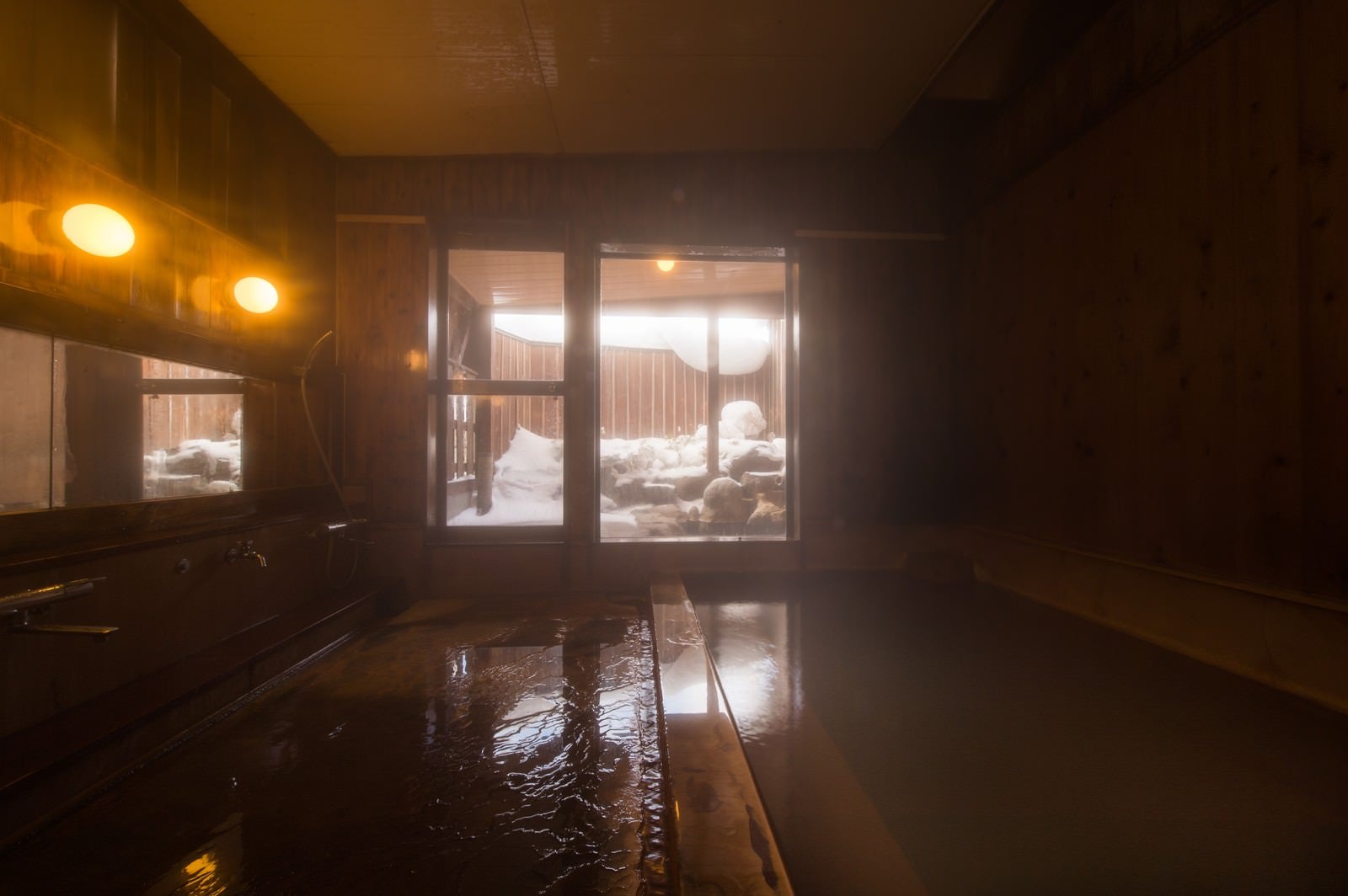 「秘湯感の雰囲気がある冬の栄太郎の内湯」の写真