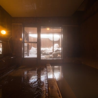 秘湯感の雰囲気がある冬の栄太郎の内湯の写真
