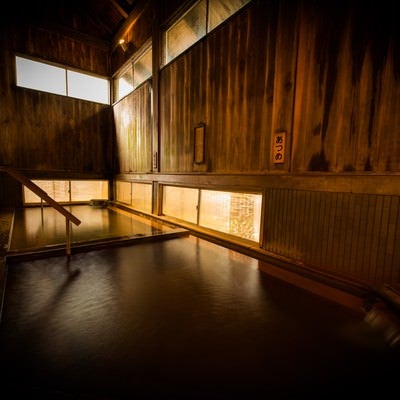 湯治としての歴史が深い平湯温泉の老舗宿の内湯の写真