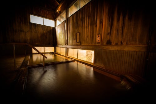 湯治としての歴史が深い平湯温泉の老舗宿の内湯の写真