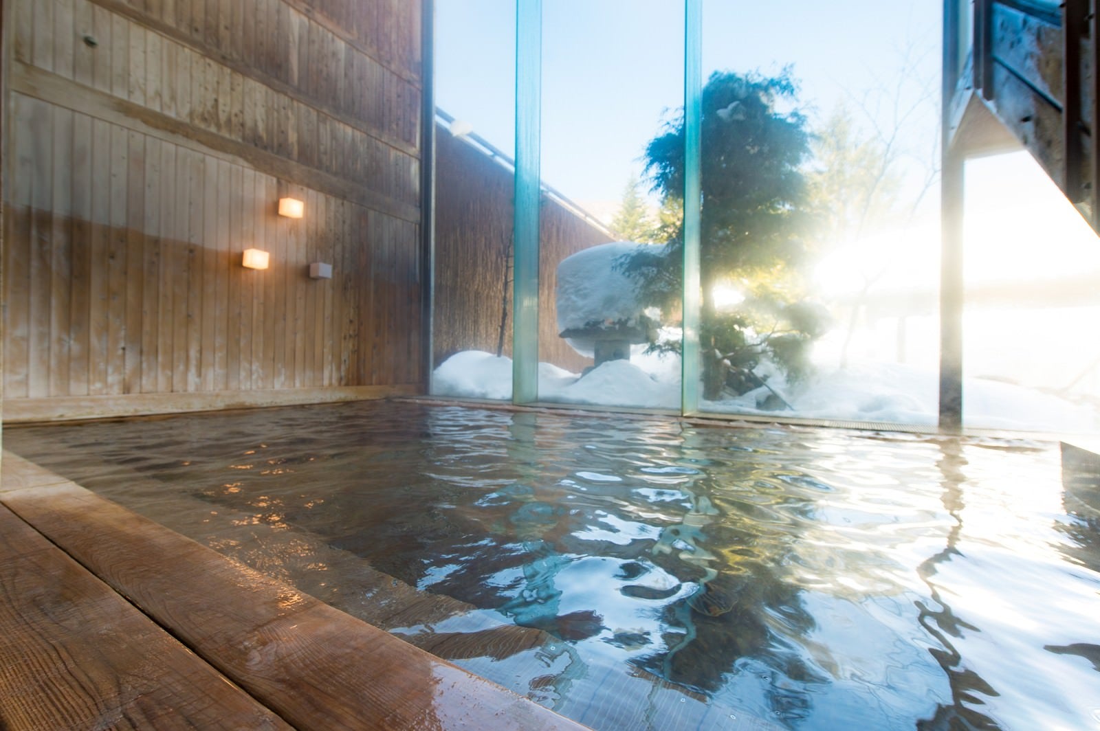 「朝日を浴びて輝くトロトロの泉質の源泉かけ流し温泉」の写真
