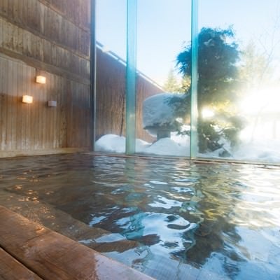 朝日を浴びて輝くトロトロの泉質の源泉かけ流し温泉の写真