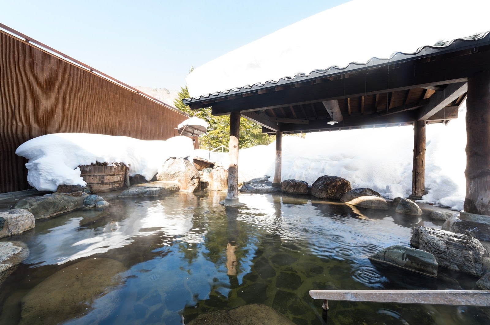 「冬の透き通った空気で北アルプスの遠くまで見渡せる岡田旅館の露天風呂」の写真