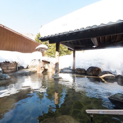 冬の透き通った空気で北アルプスの遠くまで見渡せる岡田旅館の露天風呂の写真