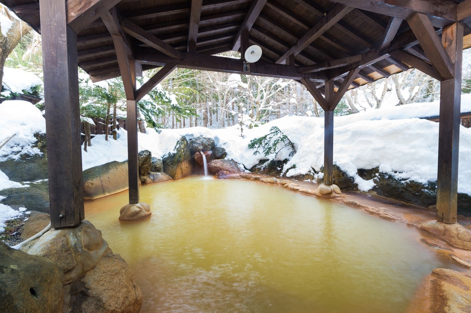 「秘湯感あふれる源泉かけ流し雪見露天が楽しめる平湯民俗館の平湯の湯」の写真