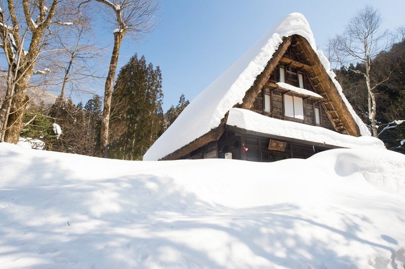 豪雪地帯に似合う風情ある合掌造りの平湯民俗館の写真