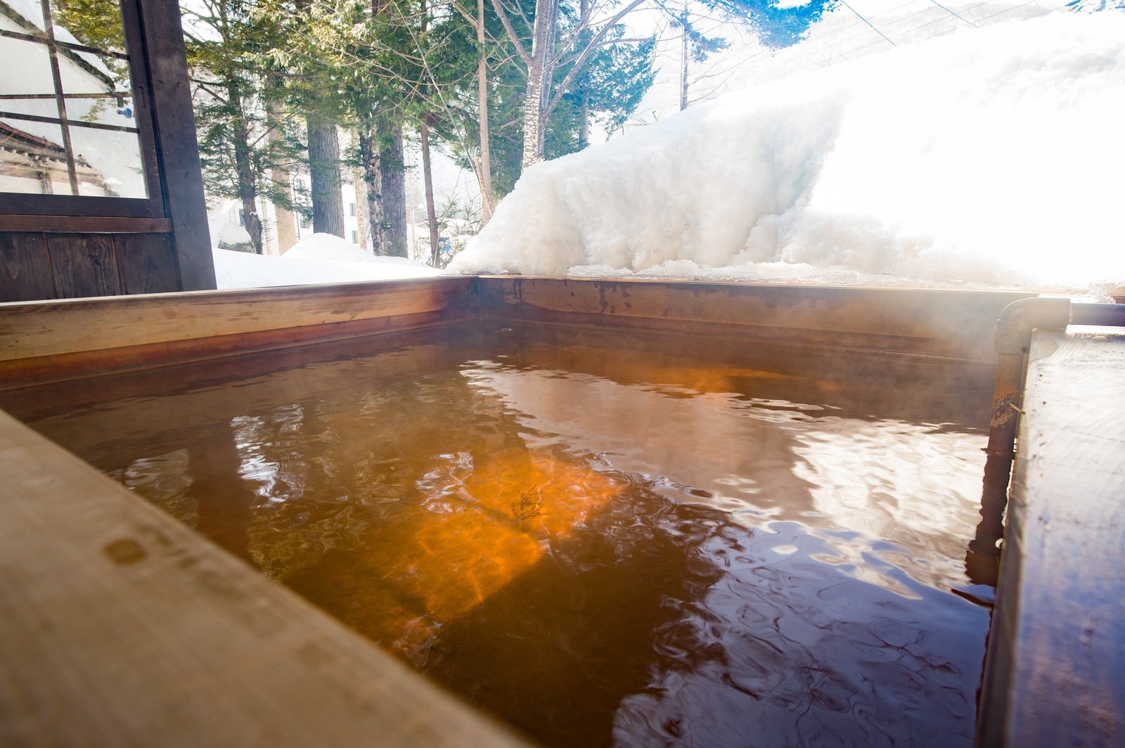 「北アルプスの温泉地は雪を眺めながら源泉かけ流しの足湯」の写真