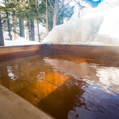北アルプスの温泉地は雪を眺めながら源泉かけ流しの足湯の写真
