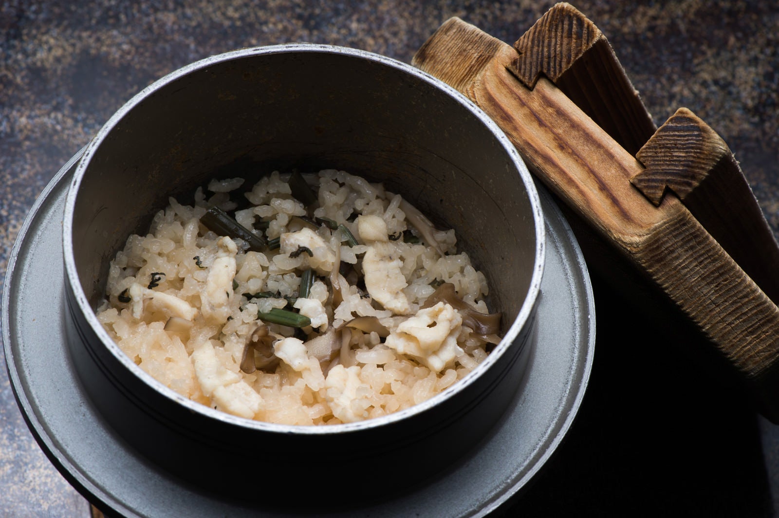 「上品な出汁と飛騨ふぐの淡白な甘みが絶妙な栄太郎の釜飯」の写真