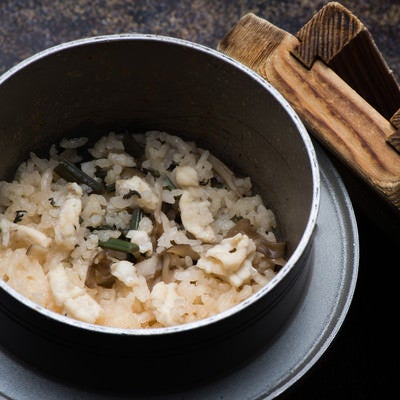 上品な出汁と飛騨ふぐの淡白な甘みが絶妙な栄太郎の釜飯の写真