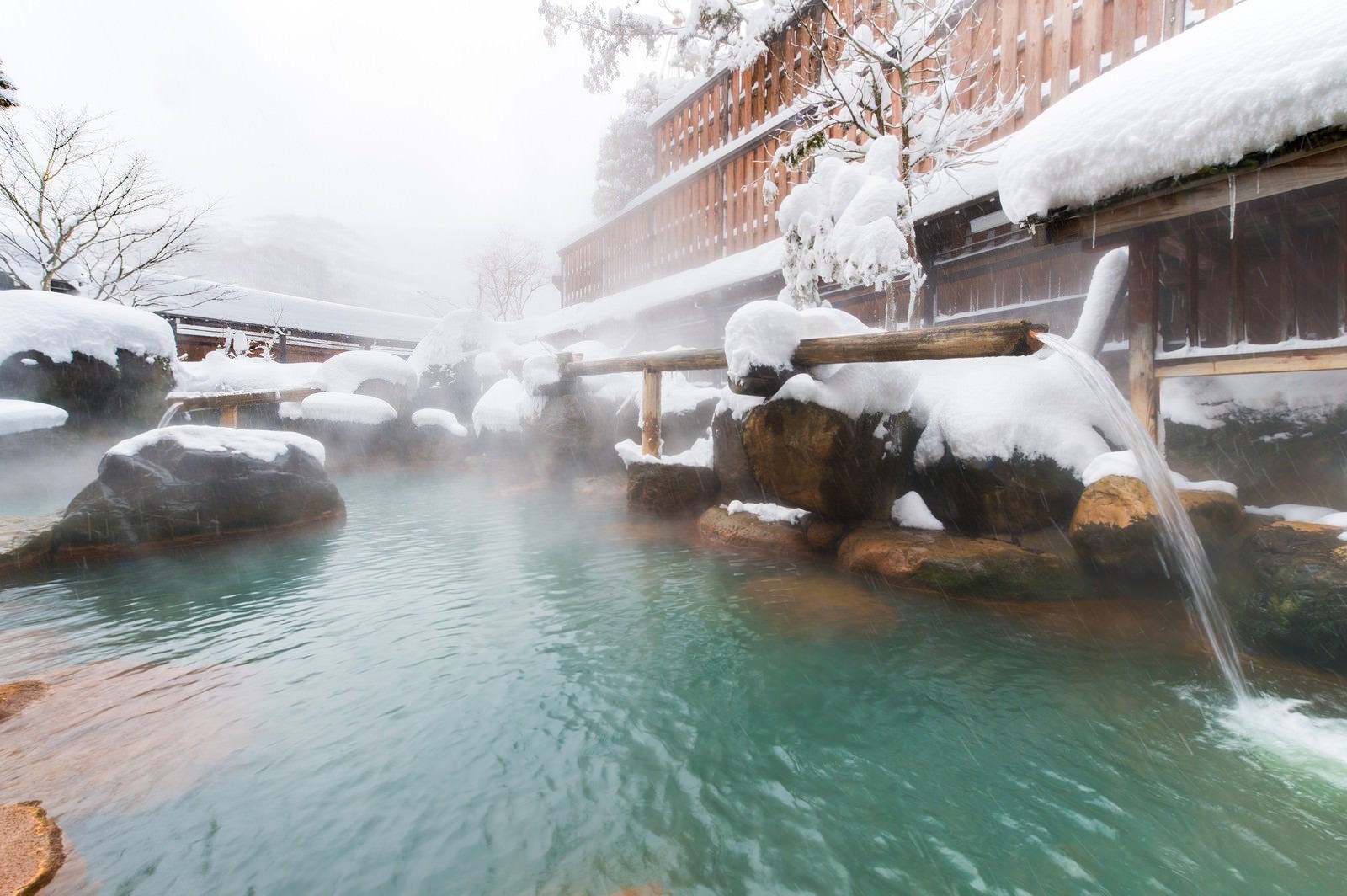 「奥飛騨で源泉かけ流しの雪見露天といえば「平湯館」の山伏の湯」の写真