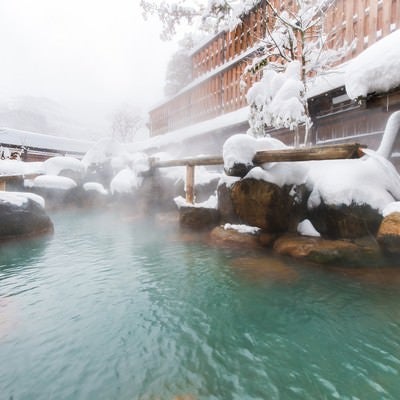 奥飛騨で源泉かけ流しの雪見露天といえば「平湯館」の山伏の湯の写真