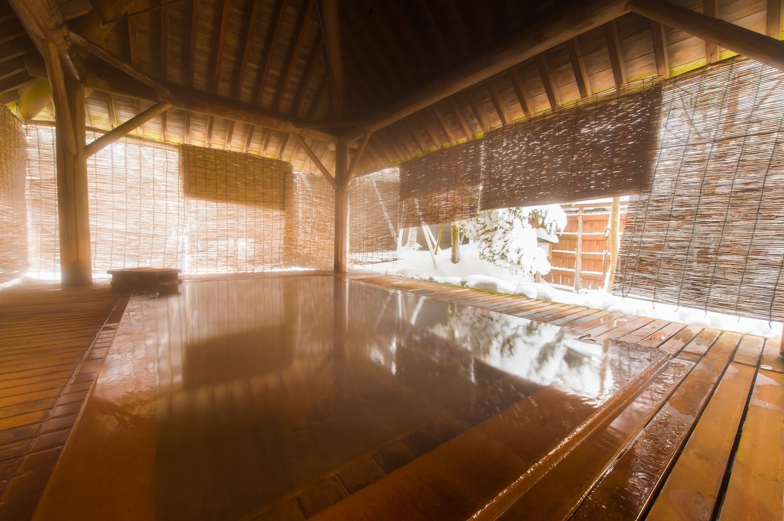 「総檜の浴槽から雪見を満喫できる平湯館の露天風呂」の写真