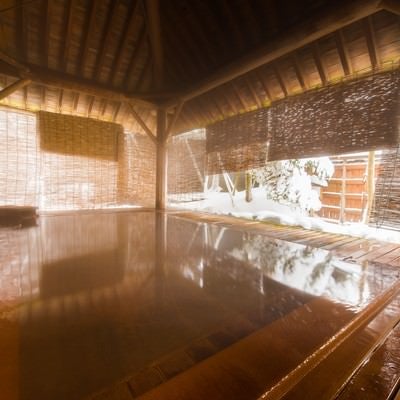 総檜の浴槽から雪見を満喫できる平湯館の露天風呂の写真