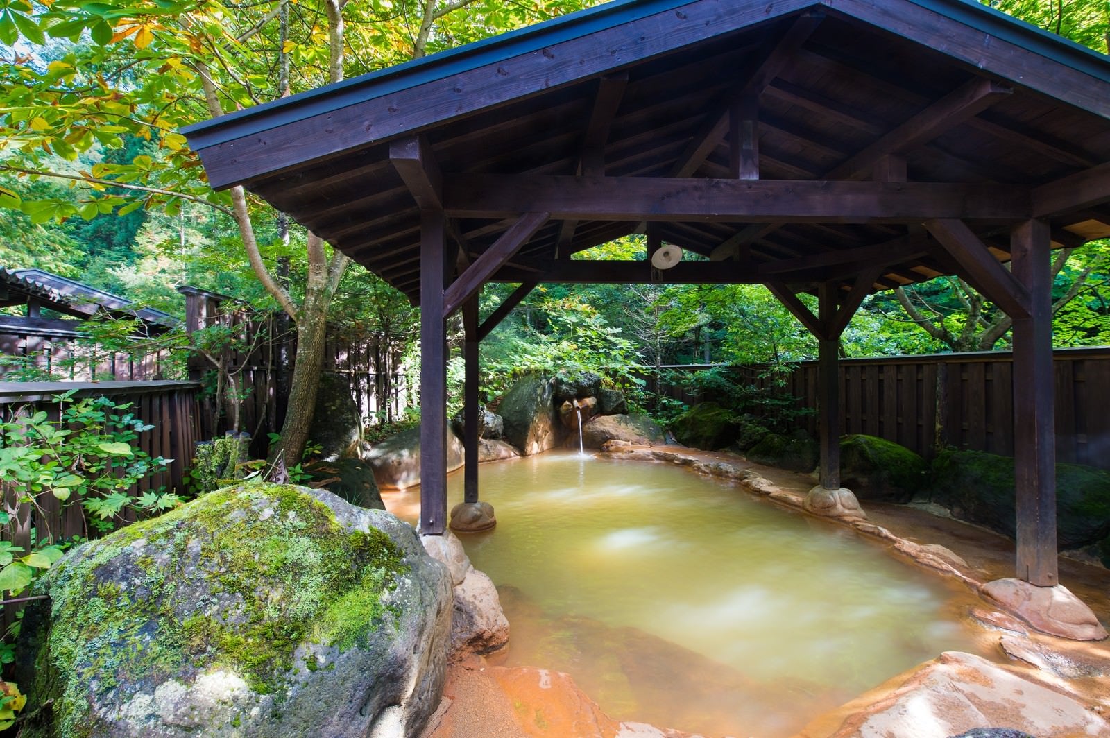 「限りなく天然に近い「平湯民俗館」の源泉かけ流し露天風呂」の写真