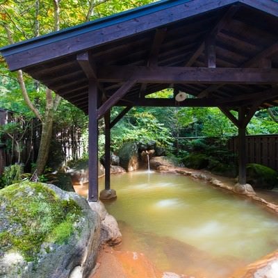 限りなく天然に近い「平湯民俗館」の源泉かけ流し露天風呂の写真