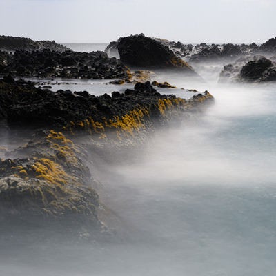 岩礁に迫る波打ち際の様子（北海道積丹町出岬町）の写真